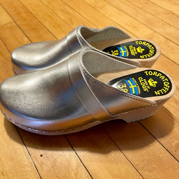 Silver women’s 38 euro/7 1/2 US Torpatofeln clogs - Picture 4 of 8